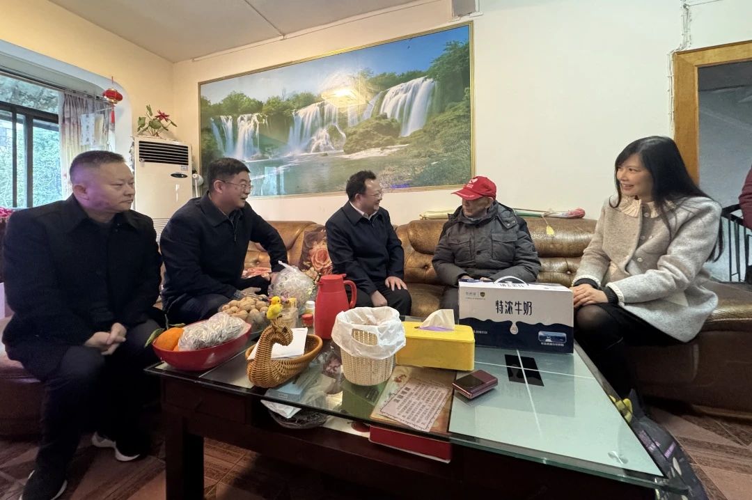 省国资委党委委员、副主任何政走访慰问省尊龙凯时集团老党员、老干部