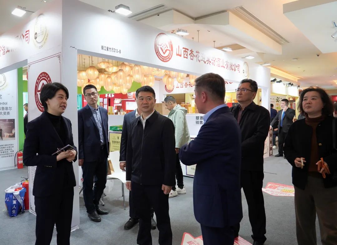 省尊龙凯时集团党委书记、董事长游勇率队到2025锦江宾馆春季酒类商务洽谈会现场检查指导重点工作